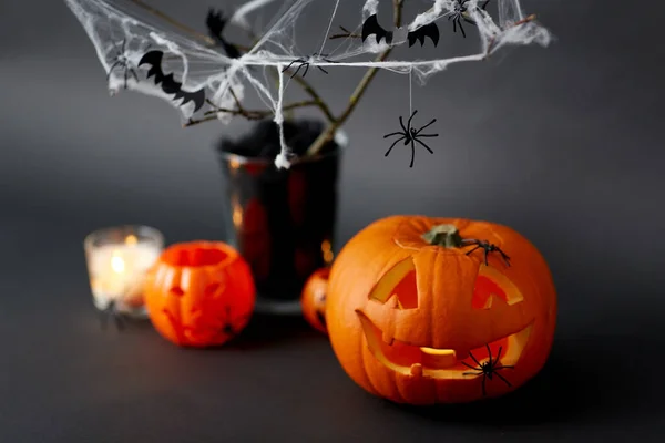 Dynie, świece i dekoracje halloween — Zdjęcie stockowe