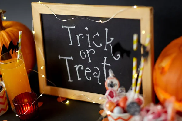 Citrouilles, bonbons et décorations d'Halloween — Photo