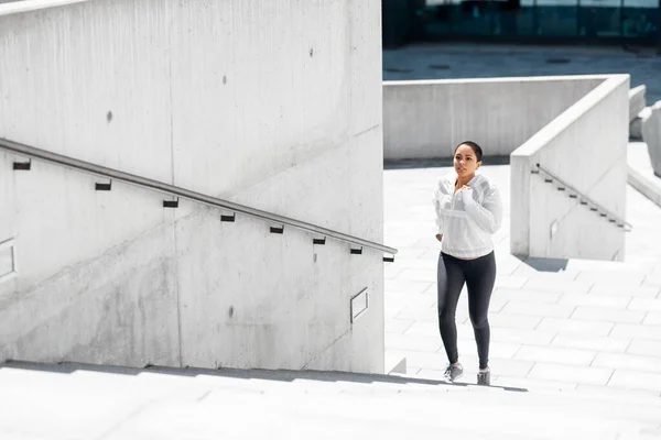 Donna afro-americana correre di sopra all'aperto — Foto Stock