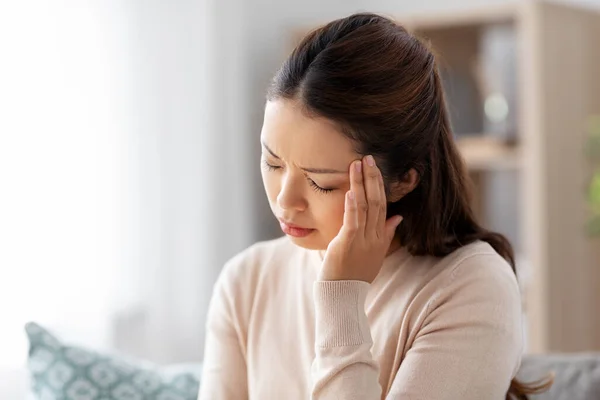 Kranke Asiatin mit Kopfschmerzen zu Hause — Stockfoto