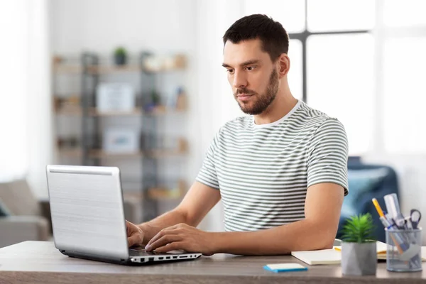 Uomo con computer portatile che lavora a casa ufficio — Foto Stock