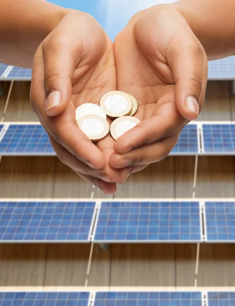 Mani in possesso di denaro su pannelli solari — Foto Stock