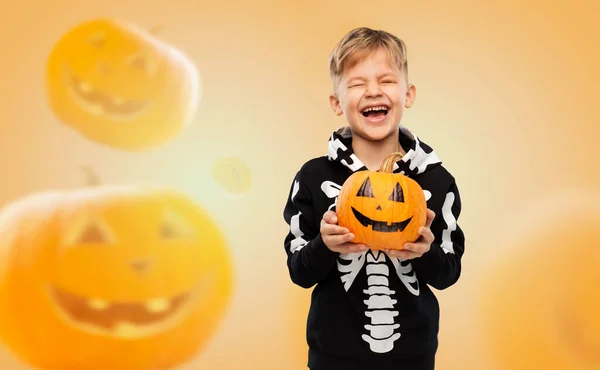 Szczęśliwy chłopiec w kostium halloween z jack-o-latarnia — Zdjęcie stockowe