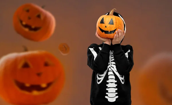 Chłopiec w kostium halloween z jack-o-latarnia — Zdjęcie stockowe