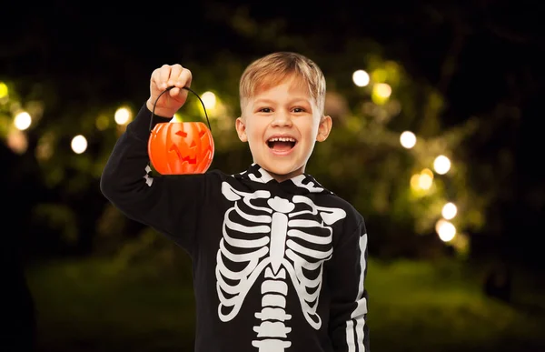 Gelukkig jongen in halloween kostuum met jack-o-lantaarn — Stockfoto