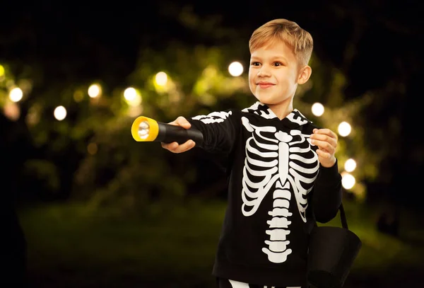 ハロウィンのお菓子や懐中電灯で幸せ — ストック写真