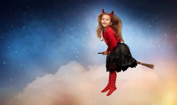 마법의 빗자루 위를 날고 있는 할로윈 복장을 한 소녀 — 스톡 사진