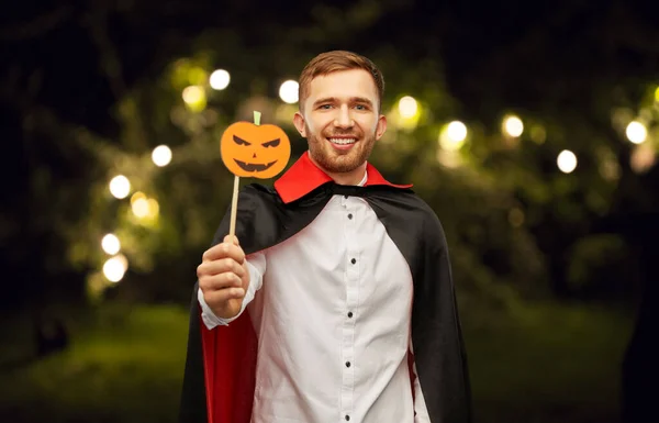 Šťastný muž v halloween kostýmu upíra — Stock fotografie