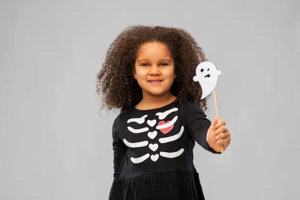 Mädchen im schwarzen Halloween-Kleid mit Skelettknochen — Stockfoto