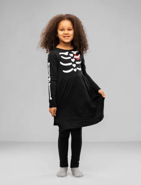 İskelet kemikli siyah cadılar bayramı elbiseli kız. — Stok fotoğraf