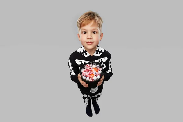 Jongen met snoepjes trick-or-treating op Halloween — Stockfoto