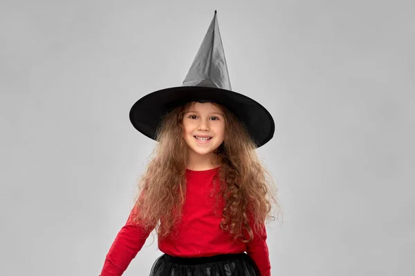 Felice ragazza in cappello nero strega su Halloween — Foto Stock