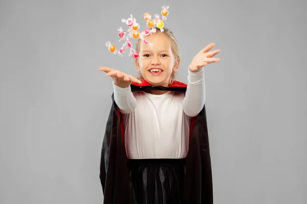 Meisje in halloween kostuum van dracula met snoepjes — Stockfoto