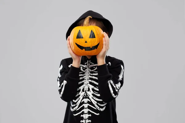 Jongen in Halloween kostuum met jack-o-lantaarn — Stockfoto