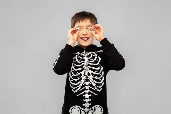 Jongen in halloween kostuum van skelet met oogballen — Stockfoto