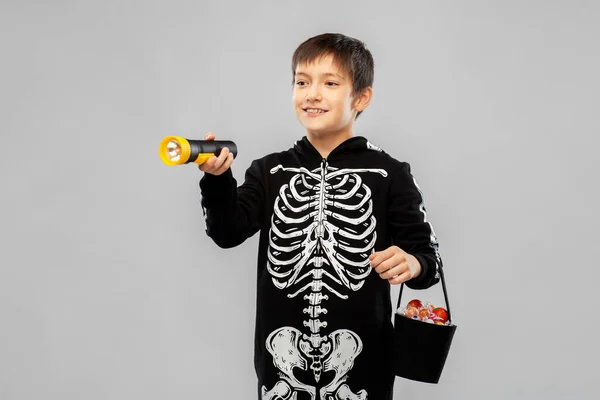 Poika halloween puku karkkeja ja soihtu — kuvapankkivalokuva