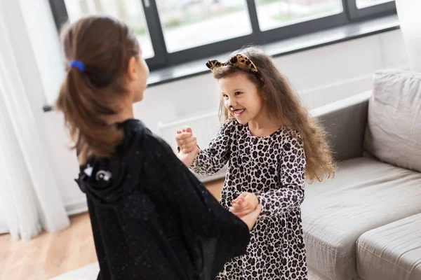 Meisjes in halloween kostuums dansen thuis — Stockfoto