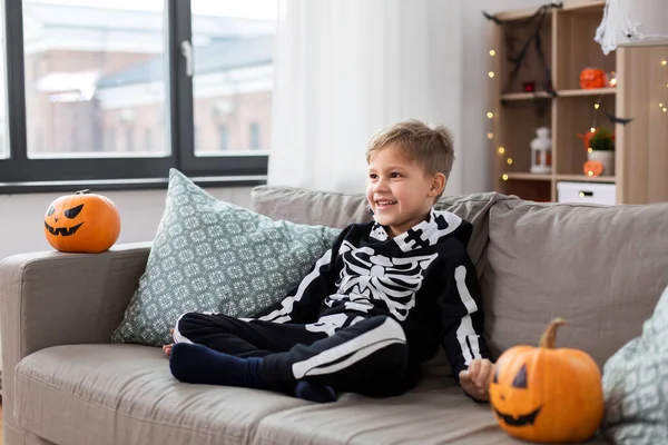 Heureux garçon dans halloween costume de squelette à la maison — Photo
