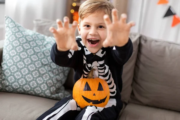 Gelukkig jongen in halloween kostuum van skelet thuis — Stockfoto
