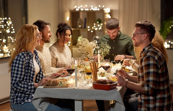 Amigos felizes ter jantar de Natal em casa — Fotografia de Stock