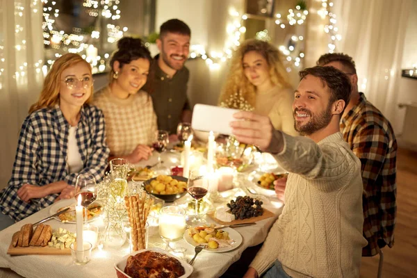 Amigos tomando selfie en la cena de Navidad — Foto de Stock