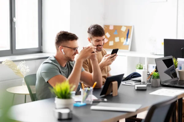 Team aziendale o startupper che lavorano in ufficio — Foto Stock