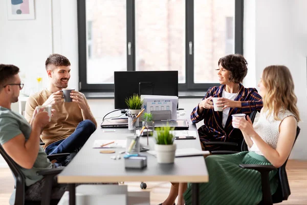 Team av startupers dricka kaffe på kontoret — Stockfoto