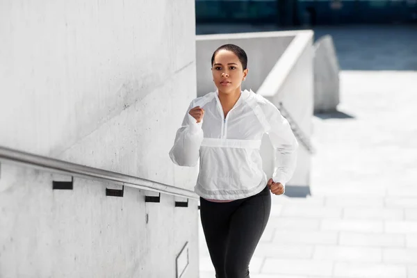 Mujer afroamericana corriendo arriba al aire libre — Foto de Stock