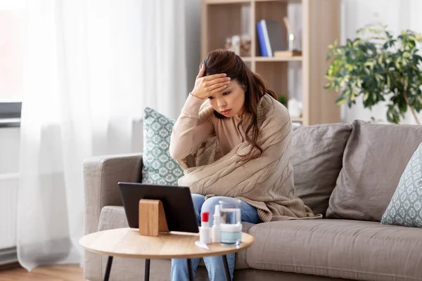 Kranke Frau mit Videotelefonie am Tablet-PC zu Hause — Stockfoto