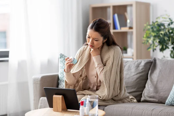 Sjuk kvinna med medicin har videokonsultation — Stockfoto