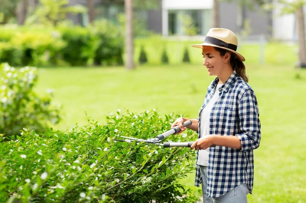 Mujer con podadora cortar ramas en el jardín — Foto de Stock