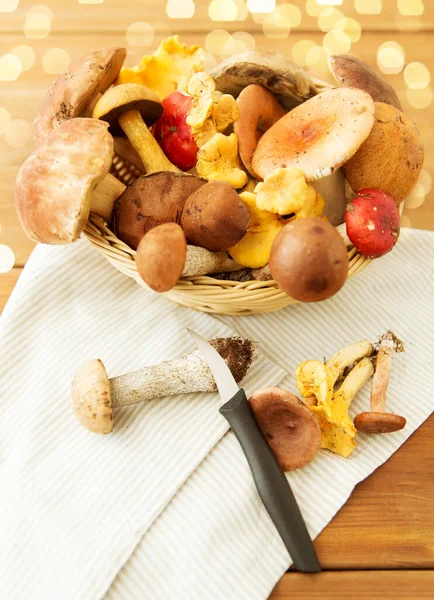 Keranjang jamur yang berbeda dimakan dan pisau — Stok Foto