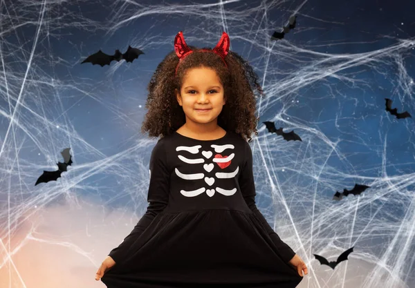 Ragazza in abito nero e demoni corna su Halloween — Foto Stock