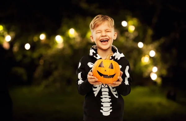 幸せな男の子でハロウィンの衣装でジャック・オー・ランタン — ストック写真