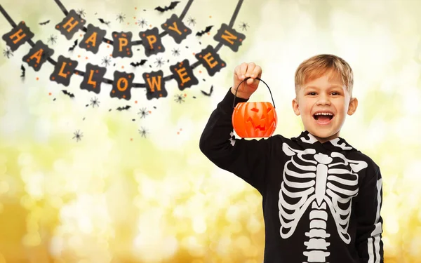 Gelukkig jongen in halloween kostuum met jack-o-lantaarn — Stockfoto