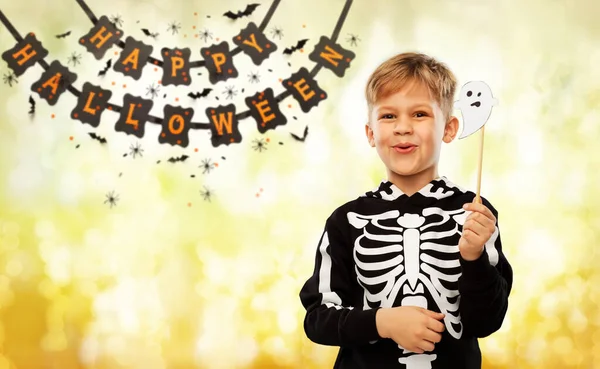 Jongen in halloween kostuum met geest decoratie — Stockfoto