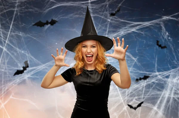 Skrämmande kvinna i svart halloween dräkt av häxa — Stockfoto
