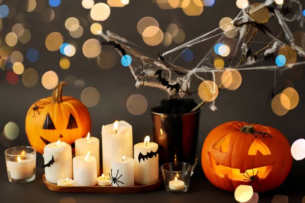 Dynie, świece i dekoracje halloween — Zdjęcie stockowe
