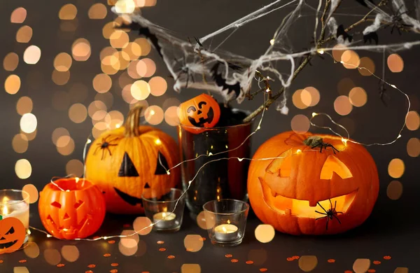 Dynie, świece i dekoracje halloween — Zdjęcie stockowe