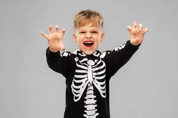 Menino em halloween traje de esqueleto fazendo rostos — Fotografia de Stock