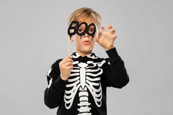 Jongen in halloween kostuum van skelet maken gezichten — Stockfoto