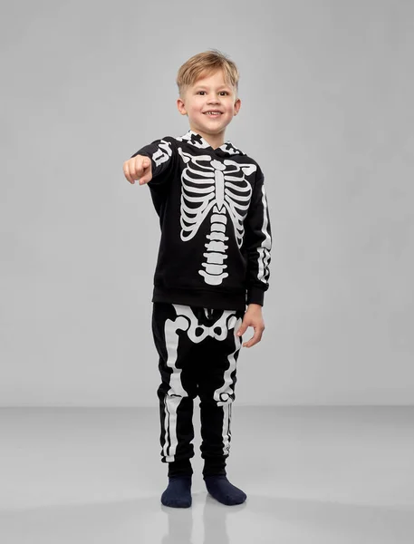 Chłopiec w kostiumie szkielet wskazujący na aparat — Zdjęcie stockowe