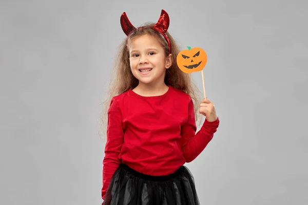 Mädchen im Halloween-Kostüm mit Jack-o-Laterne — Stockfoto