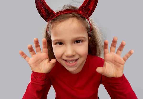 Traje de menina com diabos chifres no dia das bruxas — Fotografia de Stock