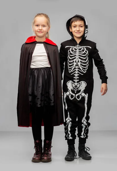 Gelukkig kinderen in halloween kostuums — Stockfoto
