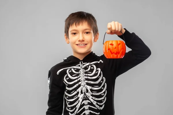 Мальчик в костюме на Хэллоуин с джеком-фонарем — стоковое фото