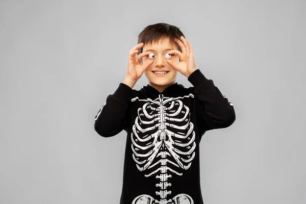Jongen in halloween kostuum van skelet met oogballen — Stockfoto