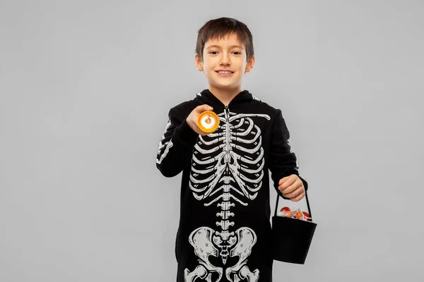 Jongen in halloween kostuum met snoep en fakkel — Stockfoto