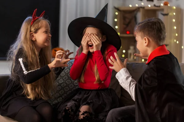 Kids in halloween costumes playing at home — Stock Photo, Image