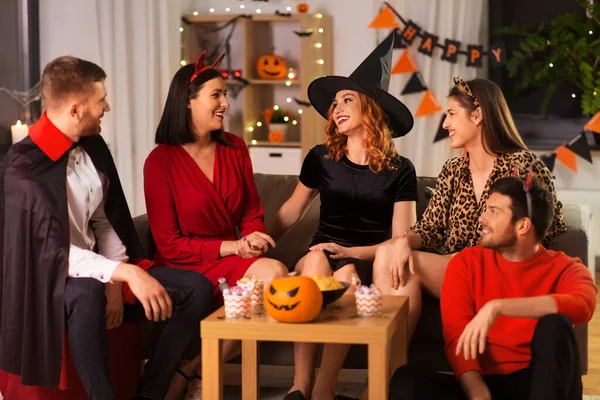 Cadılar Bayramı kostümlü mutlu arkadaşlar ev partisinde — Stok fotoğraf